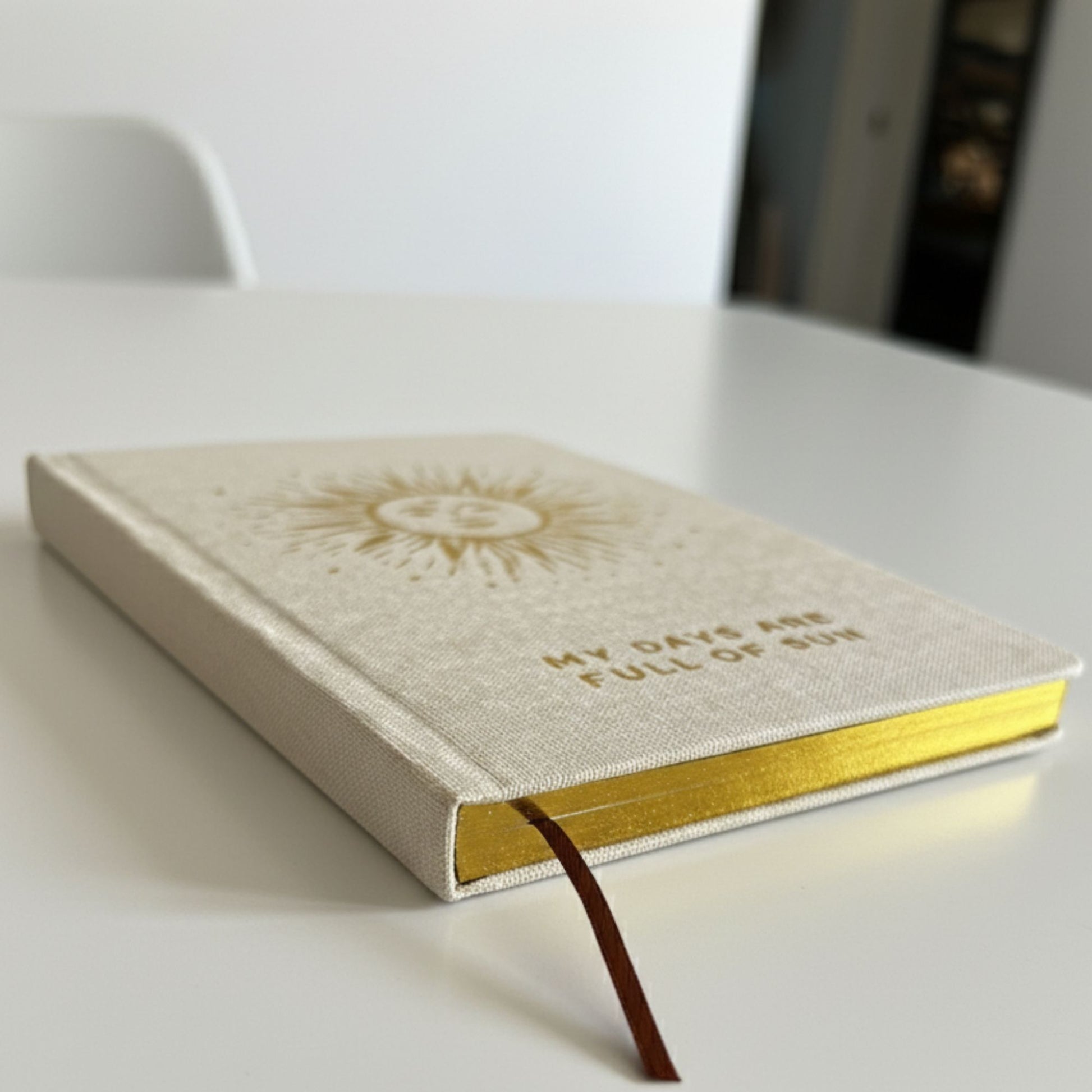 Diário de Gratidão Marfim com Rebordo Dourado - 120 páginas - Os Meus Dias Estão Cheios de Sol - Loja do Tigo